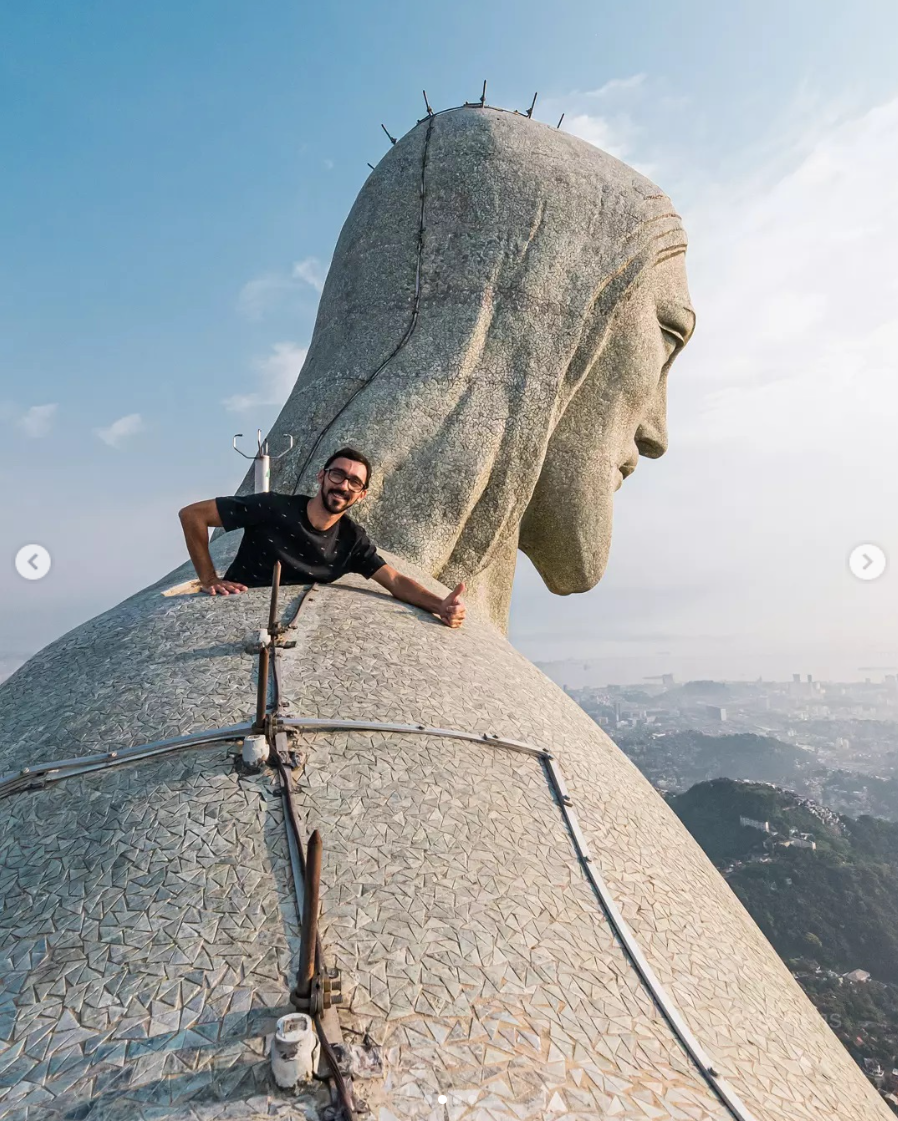 巴西攝影師李奧納多．森斯爬上了耶穌像探勘理想拍攝角度。（翻攝自IG@leosens）
